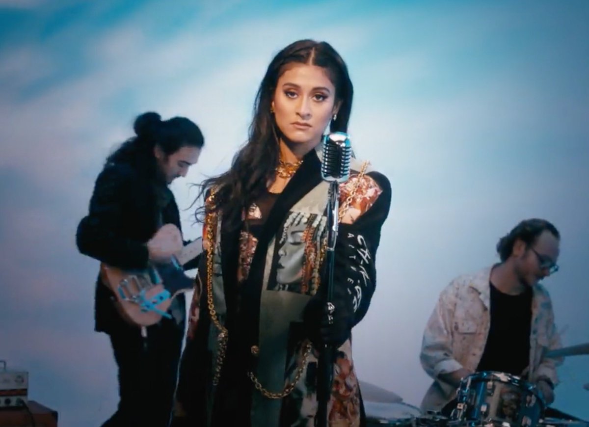 Come hang with me and count down the true colors music video release next week!!

youtu.be/CvmeenUlb4k