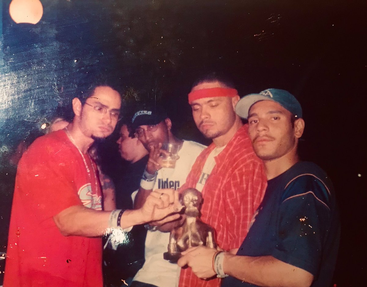 Arthurfreestyle's tweet photo. O ano era 2001, “Prêmio Hutuz” no Rio de Janeiro com “SP Funk”, Tio Fresh, Mr. Bomba, Maionese e Dj Qap que tirou a foto no Teatro Carlos Gomes. Que saudades.
#tbt #arthurfreestyle #hutuz2001 #spfunk #djqap #mrbomba #rap #tiofresh #maionese #hiphop #rua #rj #teatrocarlosgomes https://t.co/UX6eZz4xnM