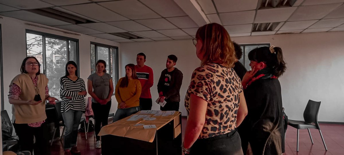 programa018's tweet photo. Esta tarde tuvimos una jornada de capacitación sobre Alfabetización para el equipo de PAINA. Estuvo a cargo de la Lic.Silvana Gyssels. Gracias @Educacion_SM !!  @LuRaskovsky https://t.co/U6fGQ8yM0s