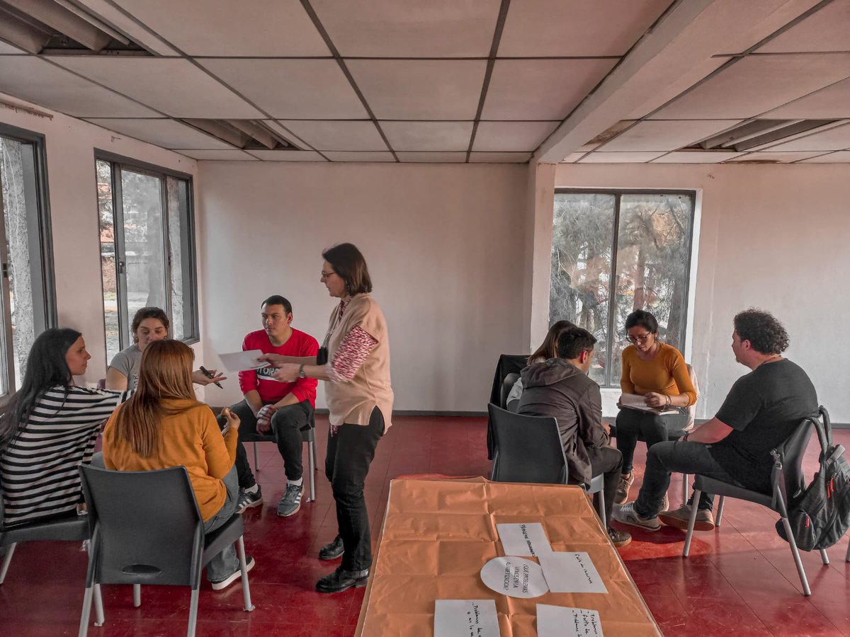 programa018's tweet photo. Esta tarde tuvimos una jornada de capacitación sobre Alfabetización para el equipo de PAINA. Estuvo a cargo de la Lic.Silvana Gyssels. Gracias @Educacion_SM !!  @LuRaskovsky https://t.co/U6fGQ8yM0s