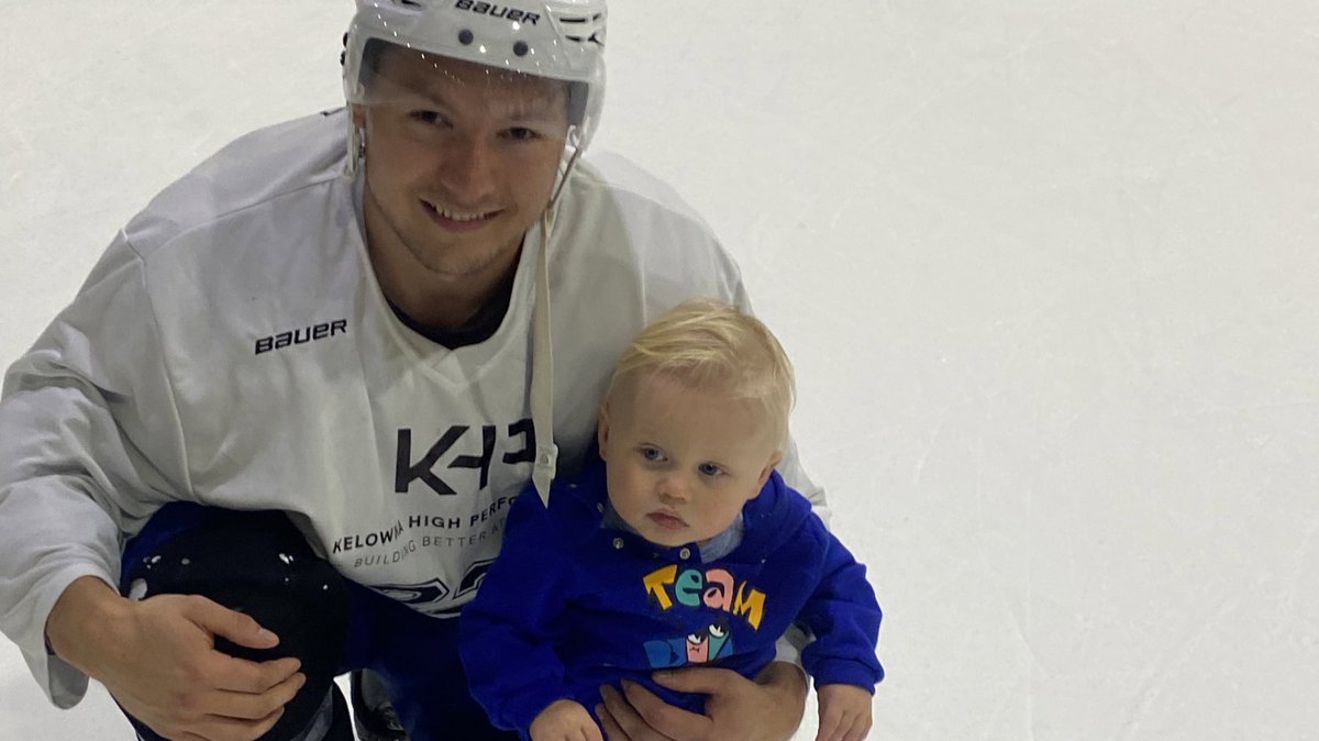 OkanaganHockey's tweet photo. #OHAAlumni and @Canucks Curtis Lazar and his son Owen at the #Kelowna High Performance Training Summit this week
#Biosteel
#NHLplayers
#underarmour
#pushorMitchell
#janeHoffman https://t.co/53tkj5qGYK
