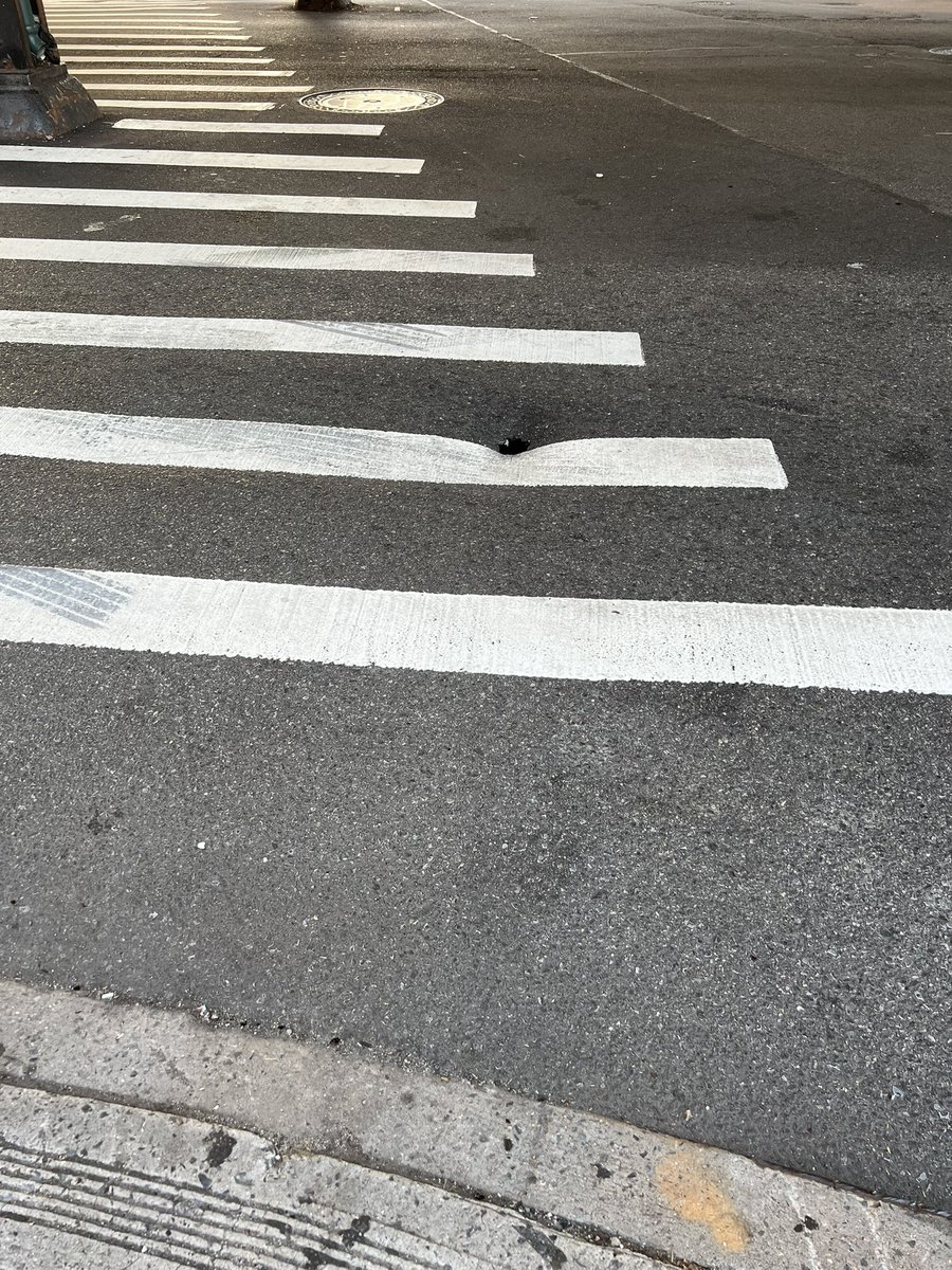 snowflakeSLP's tweet photo. @nyc311 @NYC_DOT there’s a really weird hole under the Astoria boulevard N subway stop. It looks like it opens into a cavern. Future sink hole? Has anyone checked it out? https://t.co/2dQrRxUJpV