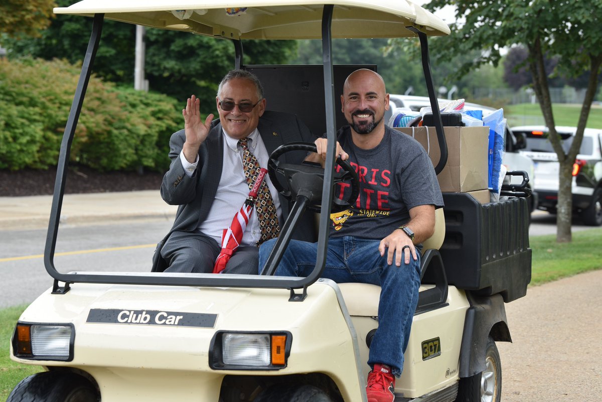FerrisState's tweet photo. Today was the first day of @FerrisHousing's #FerrisMoveIn. Here are three images. A larger gallery is posted here: https://t.co/MDCoajpCCw

#FerrisForward #FERR1S #BeABulldog #ImABulldog https://t.co/1BbkvfKUYs