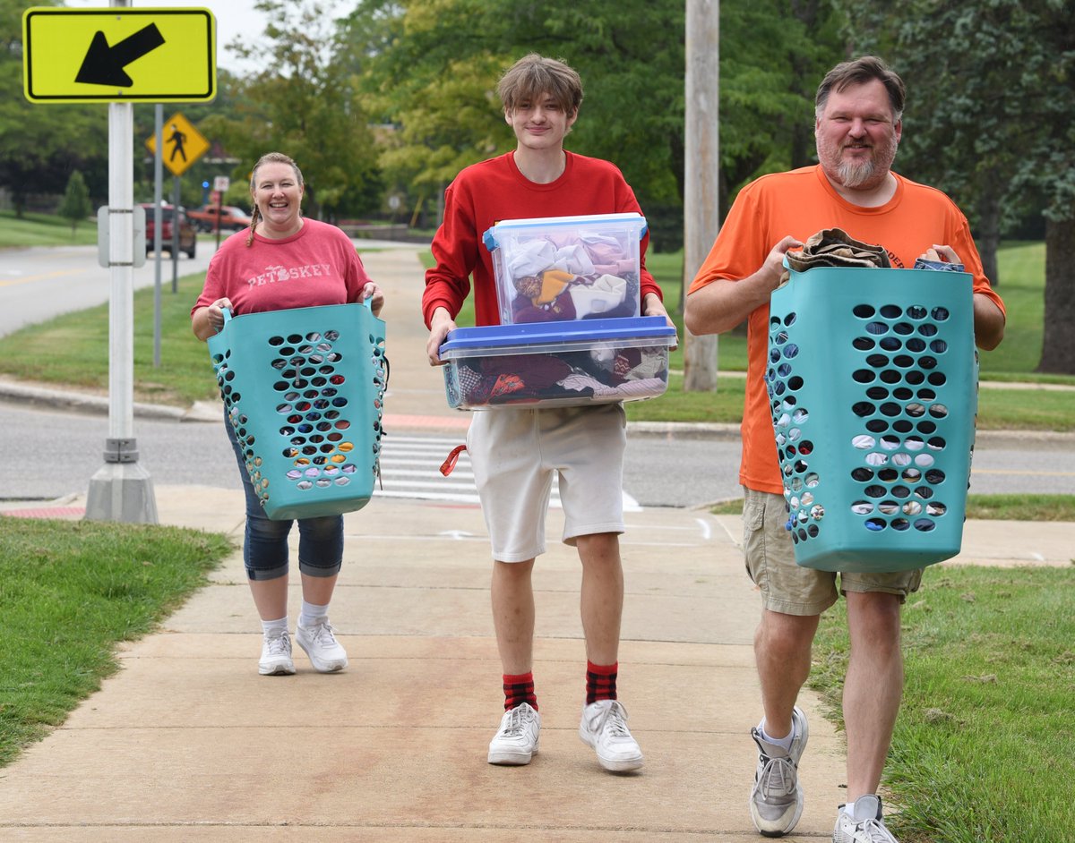 FerrisState's tweet photo. Today was the first day of @FerrisHousing's #FerrisMoveIn. Here are three images. A larger gallery is posted here: https://t.co/MDCoajpCCw

#FerrisForward #FERR1S #BeABulldog #ImABulldog https://t.co/1BbkvfKUYs