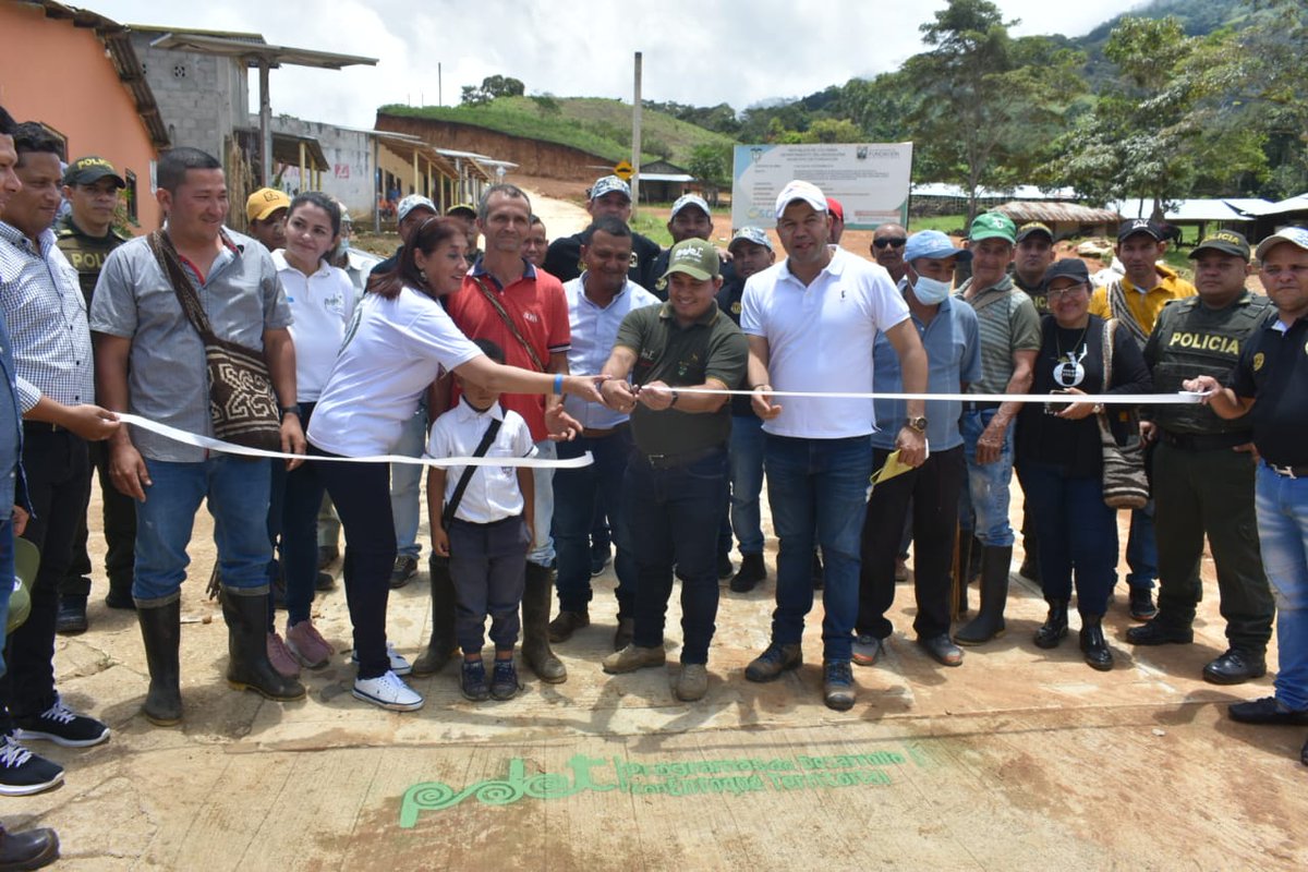 RenovacionCo's tweet photo. Junto con la @Alcaldiafcion entregamos un tramo de vía de 750 metros de pavimento que comunica las veredas de Sacramento con la Cristalina Alta en la parte alta de la Sierra Nevada de Santa Marta. Esta obra #PDET cuenta con una inversión que supera los $1.230 millones. https://t.co/wqTa13Rz1E