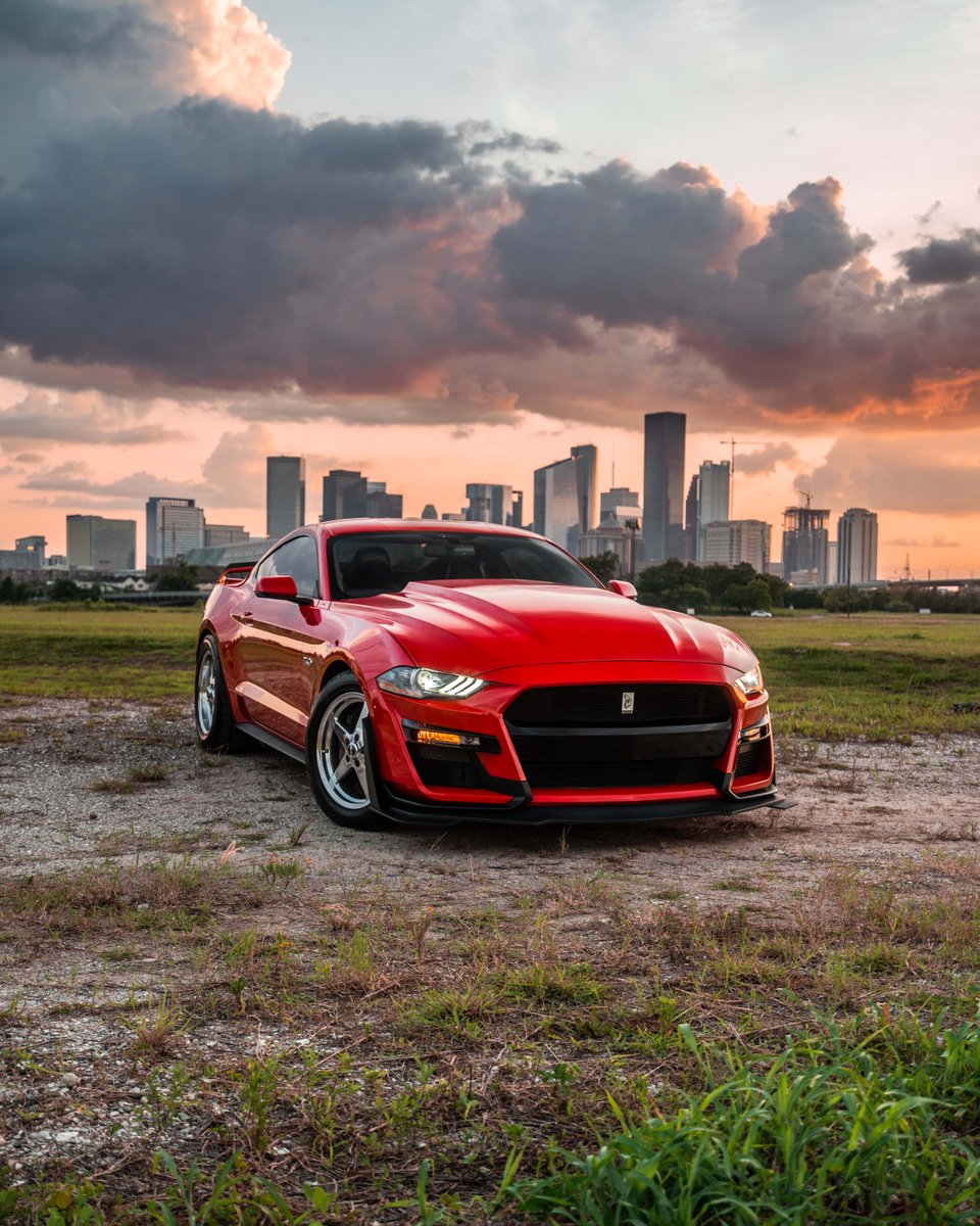 ROUSHPerf's tweet photo. Soaking in the Sunset. Nate's #ROUSHpowered 2020 Mustang GT PP1 is equipped with the ROUSH Phase 2 Supercharger, packing 750 horsepower & 670 lb-ft of torque. Part #422184
#ROUSHperformance #ROUSHsupercharger https://t.co/868ybDSVFN