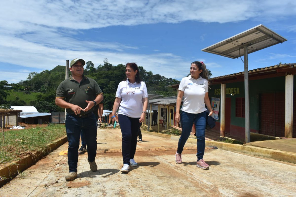 RenovacionCo's tweet photo. Junto con la @Alcaldiafcion entregamos un tramo de vía de 750 metros de pavimento que comunica las veredas de Sacramento con la Cristalina Alta en la parte alta de la Sierra Nevada de Santa Marta. Esta obra #PDET cuenta con una inversión que supera los $1.230 millones. https://t.co/wqTa13Rz1E