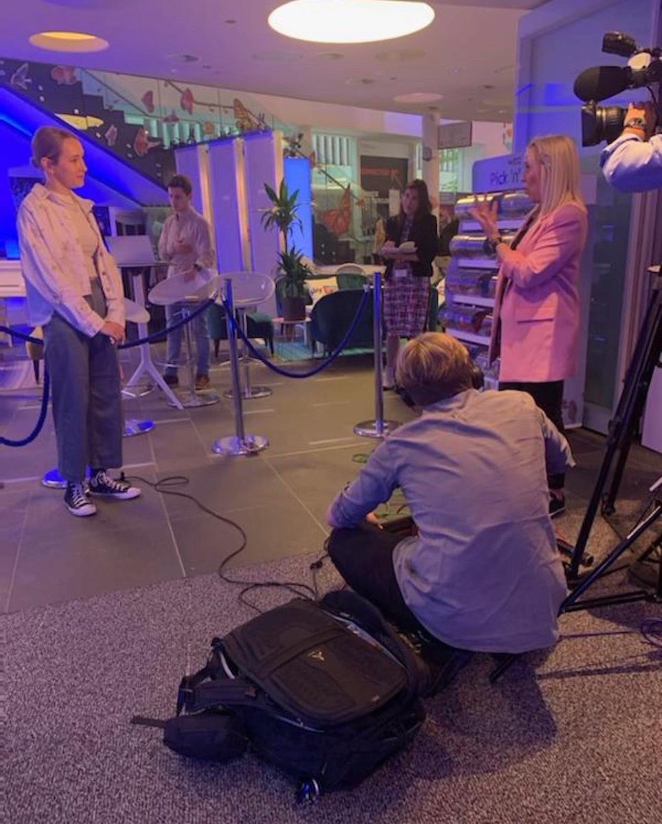 Just_Sign_BSLI's tweet photo. What you see on TV versus behind the scenes https://t.co/hLsnhlCm2Q