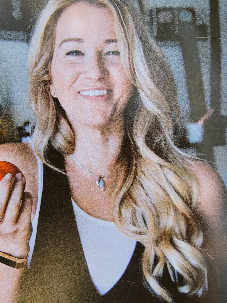 🍅👩‍🍳<a href="/lucismorsels/">lucismorsels</a> Spring &amp; Summer–Season Recipe Collection has some easy delish #recipes, each featuring produce of the Spring &amp; Summer seasons. Watch her <a href="/MelissasProduce/">Melissa's Produce</a> presentation here👉youtu.be/NX_APnvdjy0

Get the cookbook here👉lucismorsels.com/product/magazi…

#LMinthekitchen