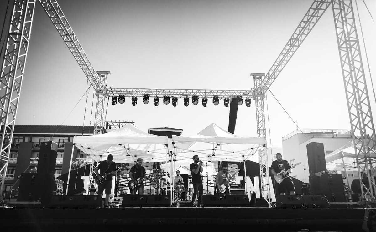 BowOfficialBand's tweet photo. Impresionante foto que nos manda nuestro amigo José Ramón del concierto en "Rockinisla", gracias a la organización, técnicos de sonido... Y en especial a Jesús, que hicieron realidad este impresionante festival. https://t.co/ZVin0qo5a6