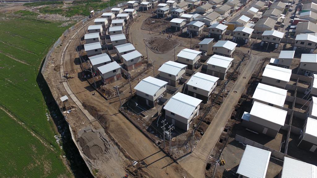 ServiuRM's tweet photo. Avanzan los trabajos en el conjunto La Serena 🏗🏘 

Este proyecto DS49 beneficiará a 149 familias de #PuenteAlto y al día de hoy lleva una ejecución de un 85%, tal como nos han informado nuestros equipos tras una visita inspectiva 🙌🙌 https://t.co/mFGbd9oxXo