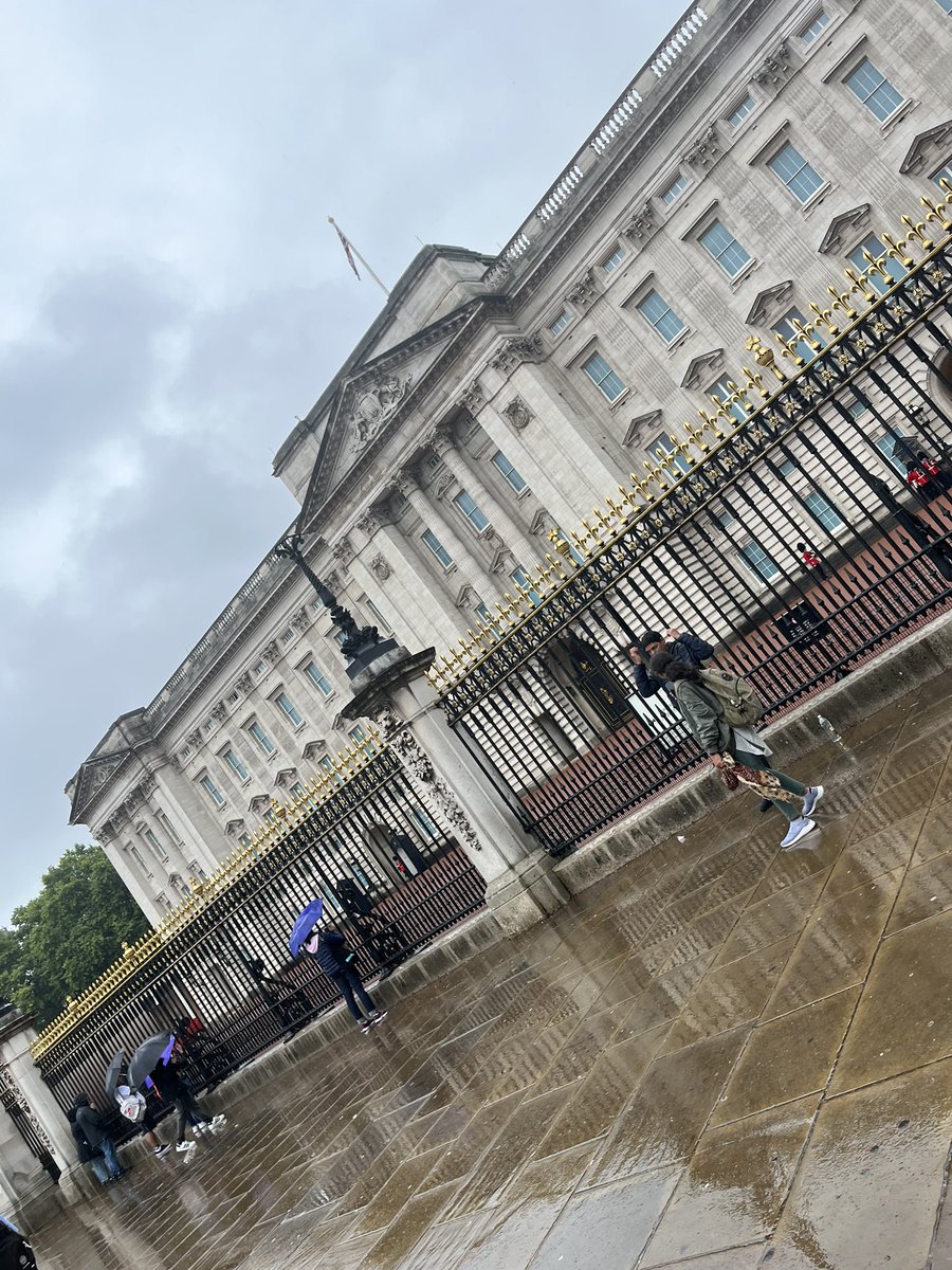 NicoleSAtkinson's tweet photo. Day 25 #WeActiveChallenge - running across London in the rain to get to & from work meetings
Been taking it easy this week with @LLCR130 starting 6am Saturday #DoctorsActive #Notabadview https://t.co/6cUd4ZhB2o