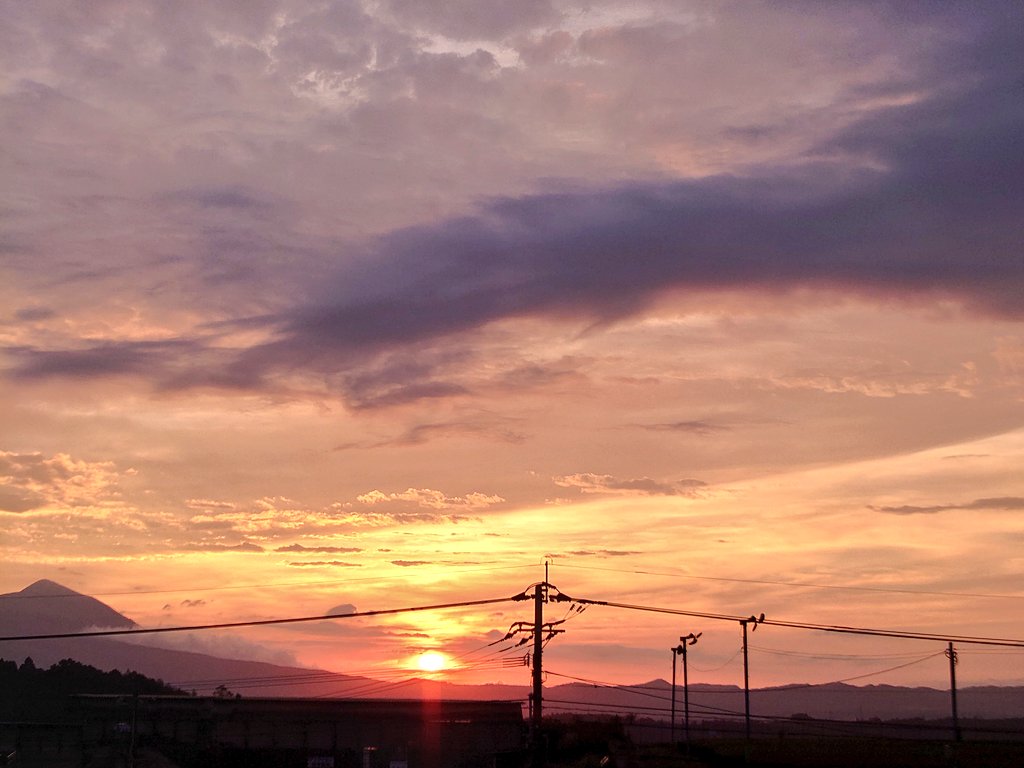 「#イマソラ#空のある風景 朝日が昇ってくるほんの30分くらいの間で様々な色の変化」|里🌕のイラスト