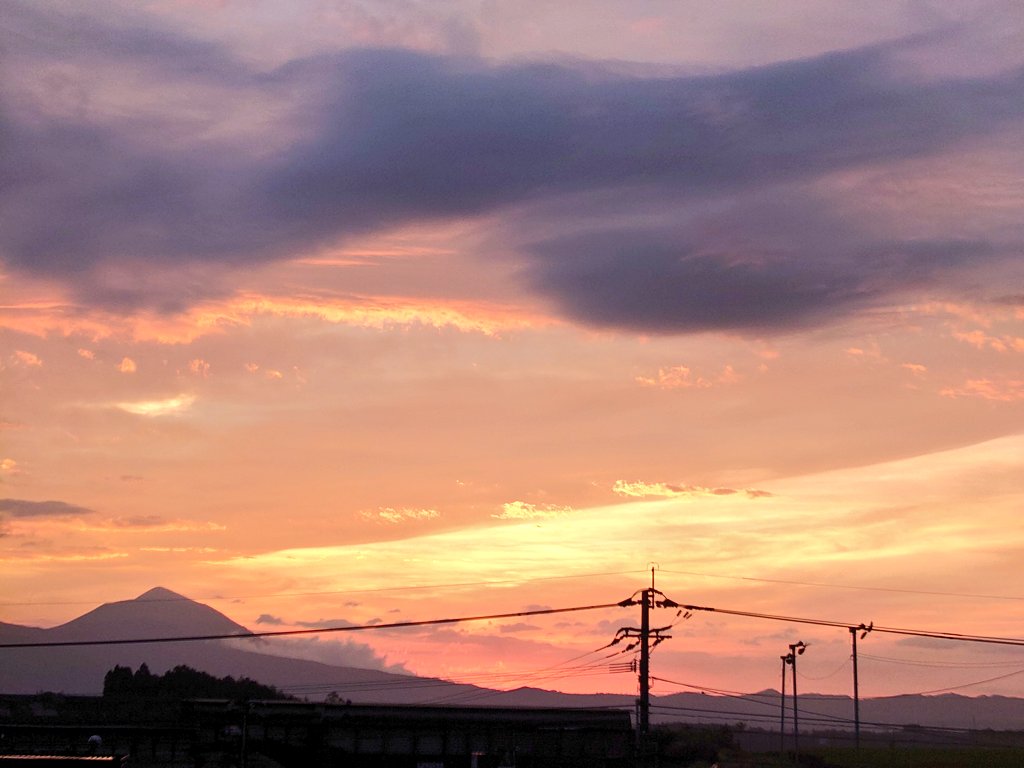 「#イマソラ#空のある風景 朝日が昇ってくるほんの30分くらいの間で様々な色の変化」|里🌕のイラスト