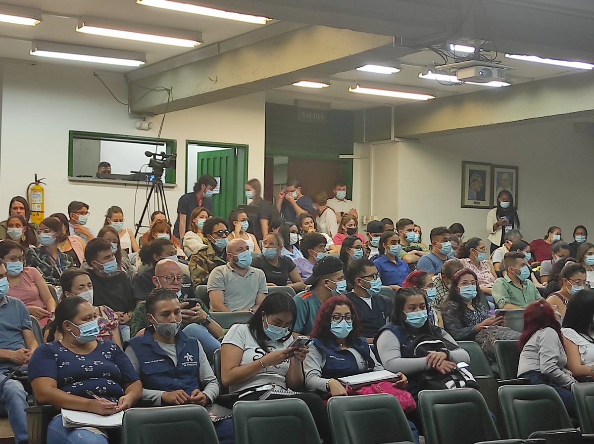 SaludPublicUdeA's tweet photo. #DíaNacionalDelSalubrista | Dialogo nacional, con Saul Franco. La paz integral como prioridad para la salud pública, un excelente reflexión en este importante espacio.

#FNSP #udea https://t.co/fOsdmx84Ss