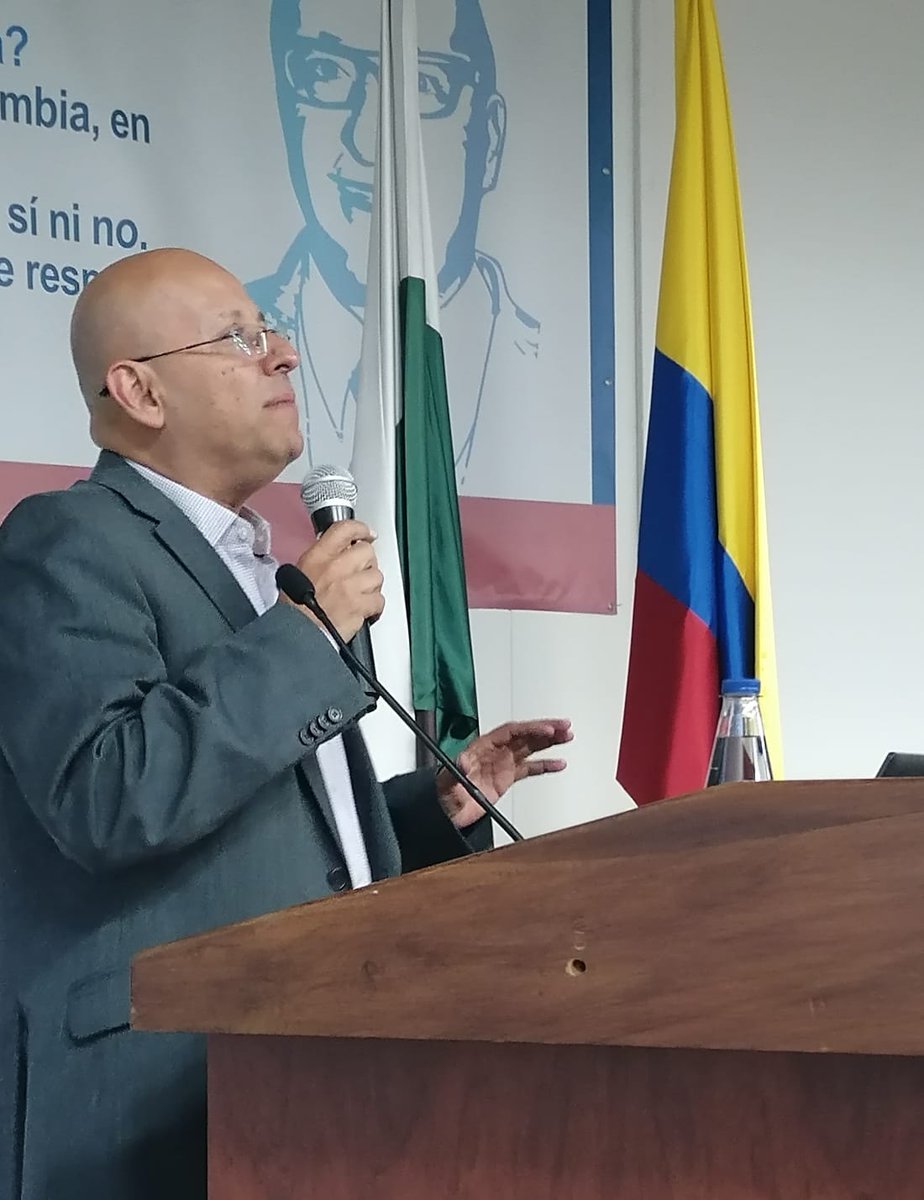 SaludPublicUdeA's tweet photo. #DíaNacionalDelSalubrista | Dialogo nacional, con Saul Franco. La paz integral como prioridad para la salud pública, un excelente reflexión en este importante espacio.

#FNSP #udea https://t.co/fOsdmx84Ss