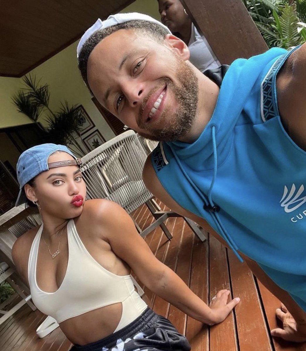 NBAMemes's tweet photo. Steph Curry won in life 🔥🔥 https://t.co/16Is8ZQcOz
