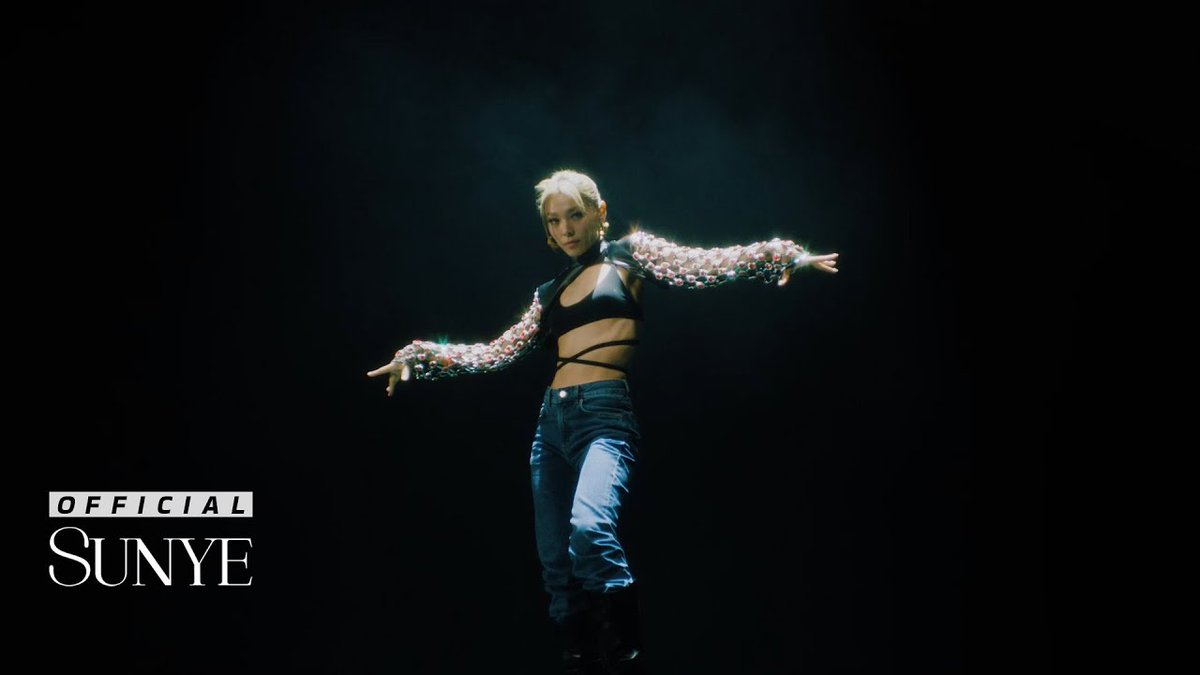 rore_views's tweet photo. [ENG] #SUNYE - #JustADancer

It's very seductive and I love the twists and hits it gives, it makes it very alluring. I like that it's pretty calmed, but powerful, and her voices sound very fitting, I think it's perfect for her. The overall vibe is quite coherent and the song as++ https://t.co/hGzypmO3eg