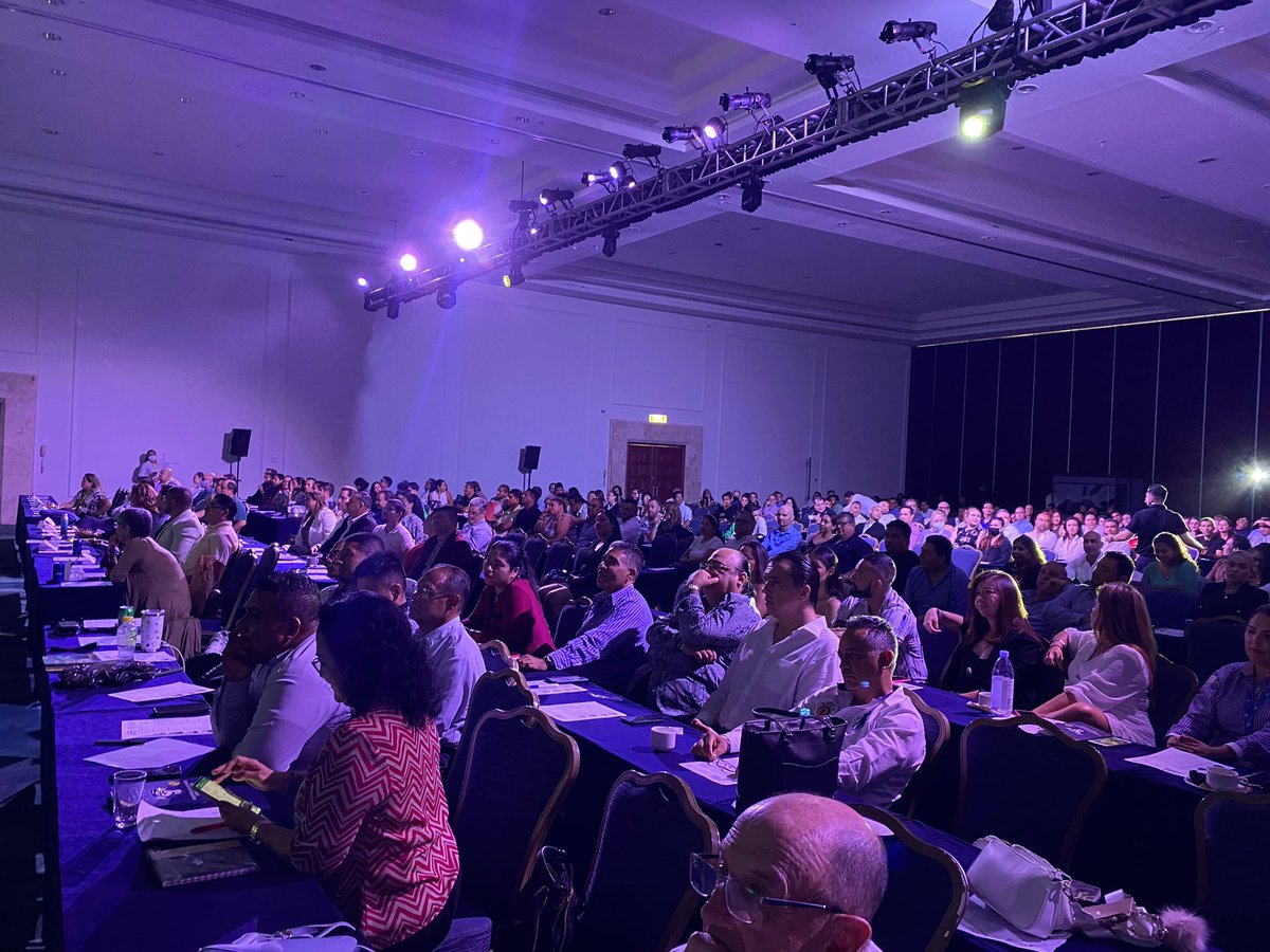 amirabien's tweet photo. #EVOLUTION inicia con lleno total la 11 Edición del #FOROACLUVAQ de ventas y mercadotecnia. Los profesionales de Clubes Vacacionales se reúnen para escuchar a @GerardoRodriguez @CharlieOtero @ValentinoDanche @RosarioMarin1 https://t.co/kdaps3o2zm