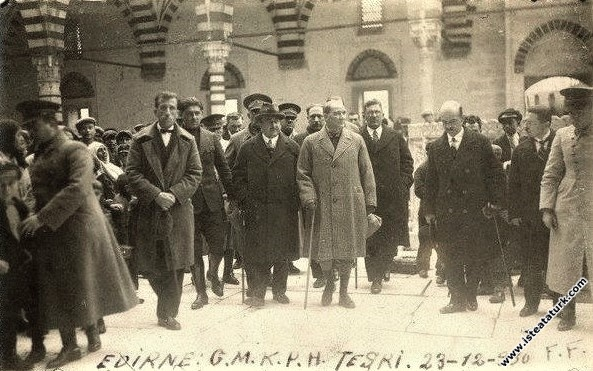 ATATÜRK'ÜN CAMİLERİ TAMİR ETTİRDİĞİNE DAİR 14 AYRI ARŞİV BELGESİ.(Tamamı Atatürk imzalı.)

"BEYOĞLU AĞA CAMİİ'NİN İBRETLİK HİKAYESİ"

Başlıyoruz. Lütfen dikkatle okuyunuz.

1- Atatürk döneminde bakıma muhtaç camileri tek tek belirleyip tamir ettirmek bir hükûmet politikası idi.