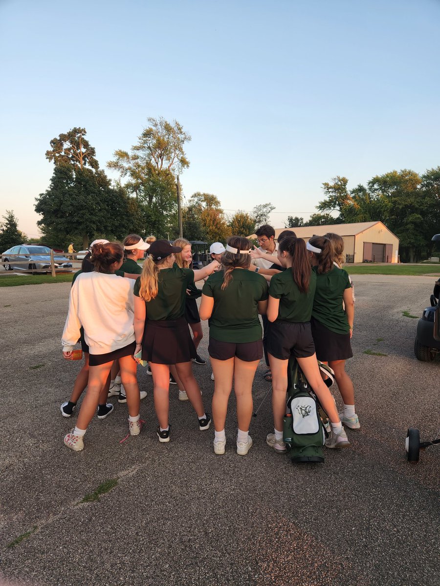 deanna79054793's tweet photo. @GC_GirlsGolf hosted their first home match this week at Brae Loch against Grant. Despite the mosquitoes being out in full force, snacks and ice cold drinks made every thing better. Thanks parents for your support. #thanksmr.bean #coachesseeinprogress #shortgameneedswork https://t.co/TEsfBTRSEF