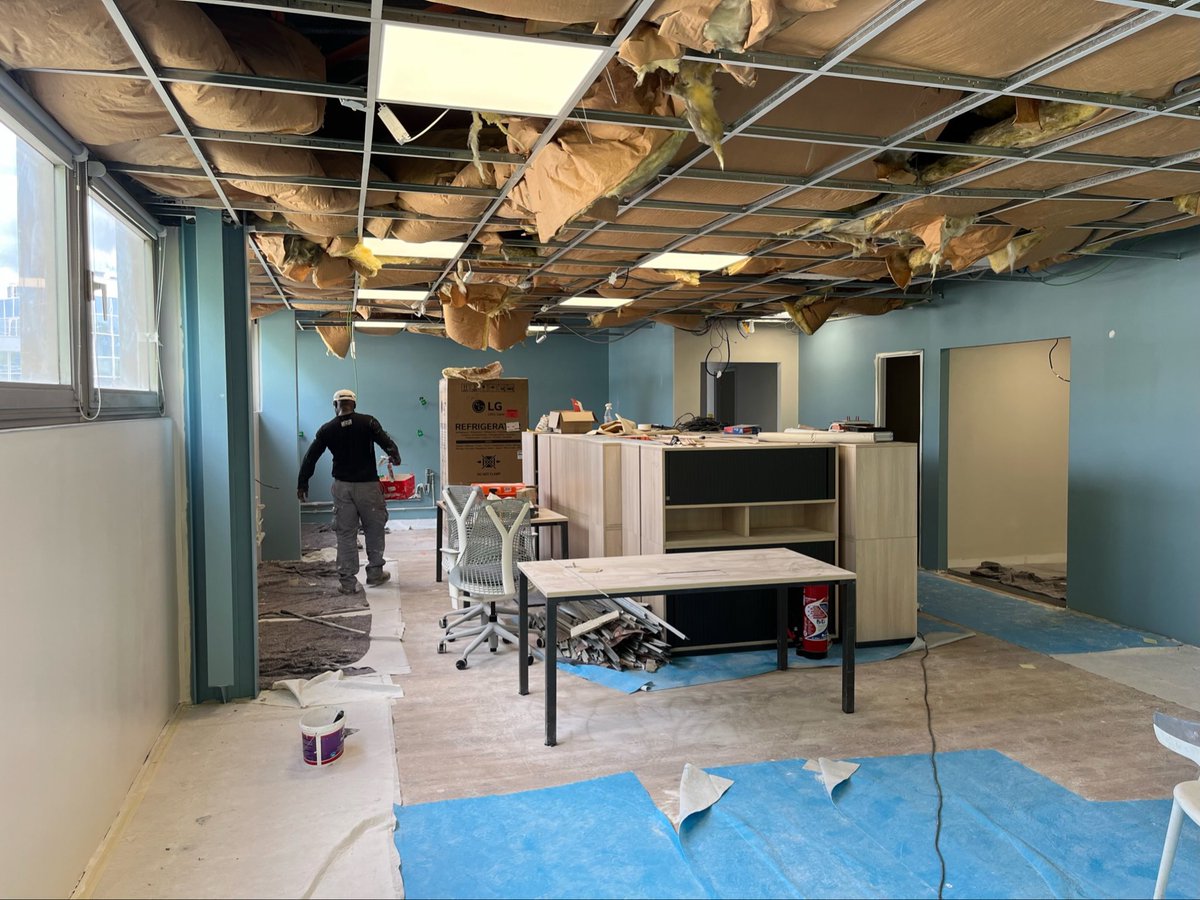 oliviermis's tweet photo. Enfin installés dans les nouveaux bureaux !! … euh bon ok il manque des choses encore :) installation de la climatisation (VRV) semaine prochaine. On va commencer à déménager les premiers bureaux et on espère que la chaleur sera limitée d’ici là ^^ @g_marsot @dimitriel78 https://t.co/ojpVfD1LOT
