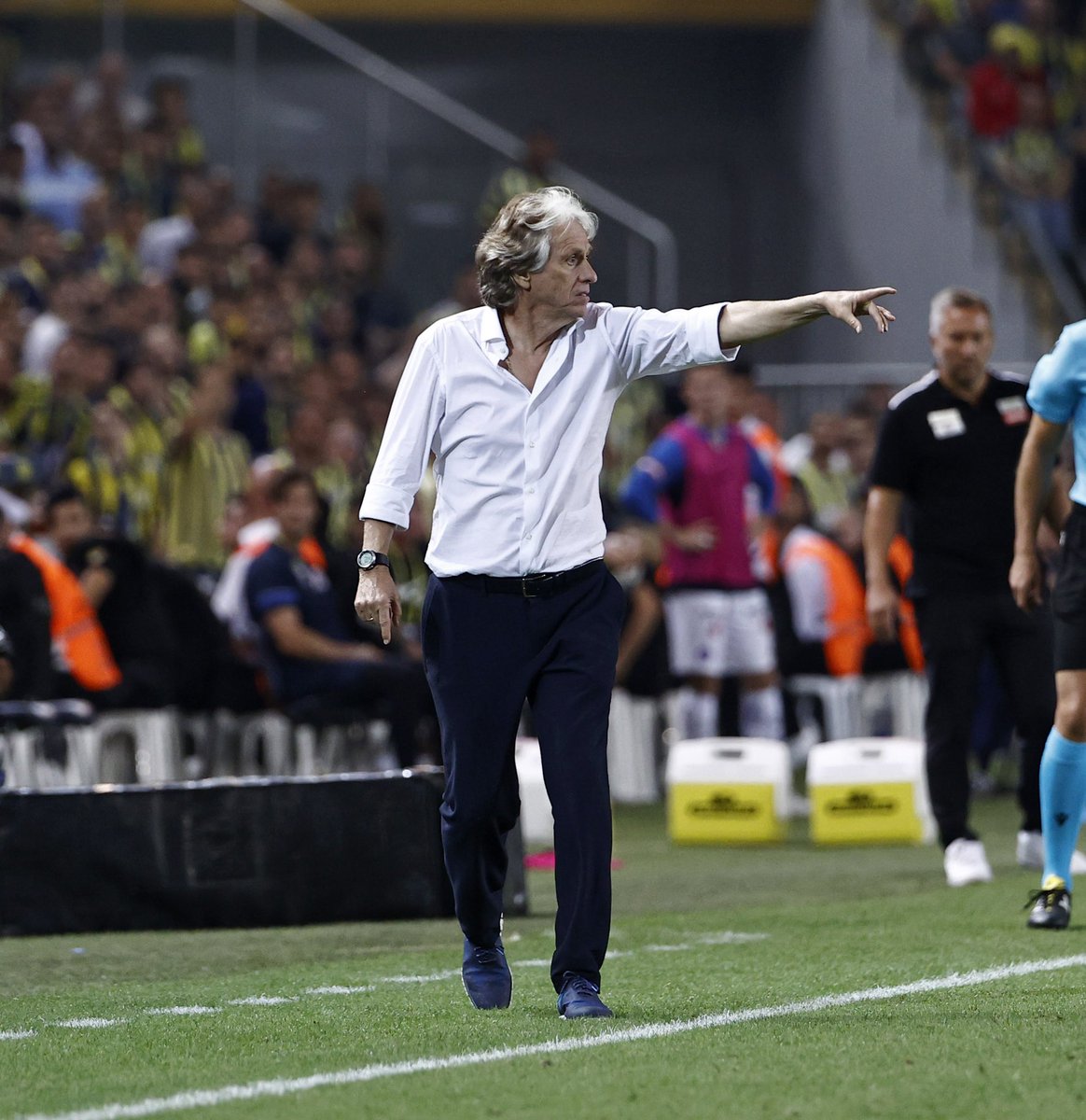 Dclmlgr's tweet photo. Jorge Jesus dedem kafayı takmış 103 gollük rekoru kıracak bu sezon 💛💙🔥
#UEFA #FbvsAw https://t.co/JmTB7tfJFg