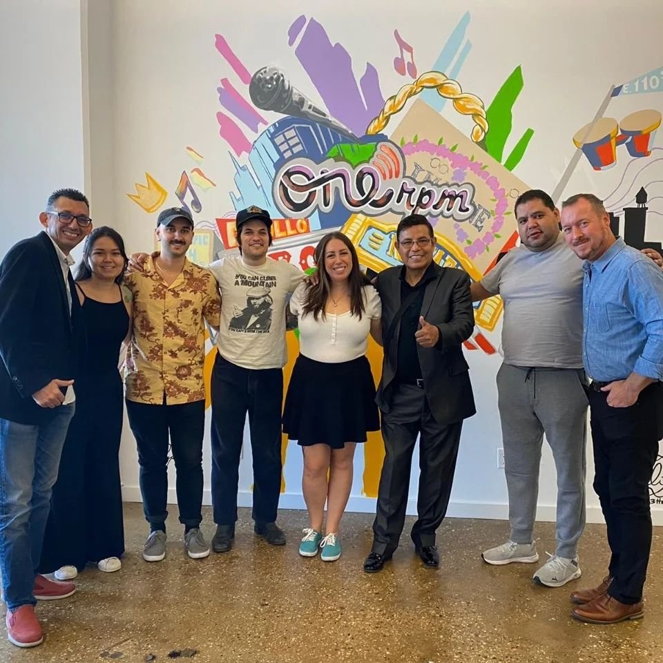 RayitoMxOfic's tweet photo. La gira de trabajo en #NewYork 📍 continúa. Gracias equipo de @ONErpm por recibirnos en sus oficinas y charlar con nosotros 🙏🏽 ⚡

#RayitoColombiano #RayitoEnNewYork #Cumbia #ElPrivilegioDeLaVoz #ONErpm #SAPSRecords #RepresentaciónArtisticasSER https://t.co/tsUq5ERUNn