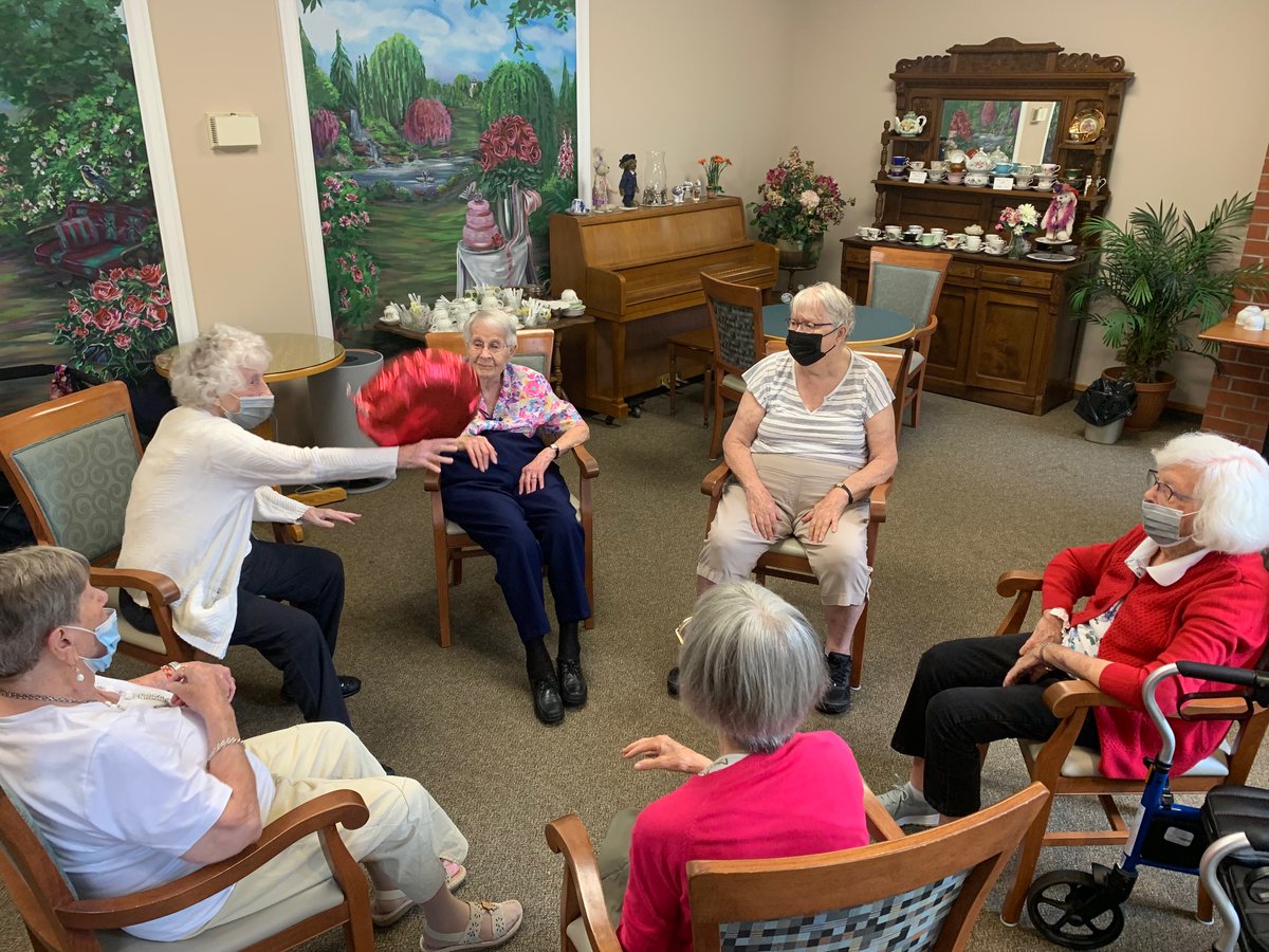 ElliottGuelph's tweet photo. Sometimes it's the simplest things that bring the most joy. These ladies laughed and smiled for nearly an hour playing balloon volleyball. At age 101, Thelma was at the edge of her seat the whole time and never missed at shot #ElliottCommunity #elliottexcellence #advantageontario https://t.co/sf51YRgdLY