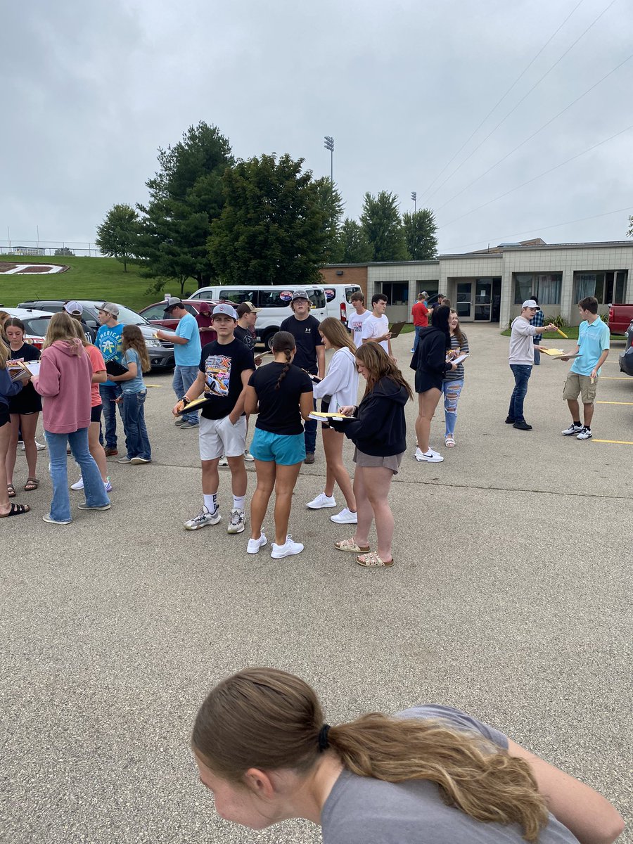 wdhsbowles's tweet photo. @WesternDubuque Environmental Science sharpening those observation skills, making inferences, getting the job done! #wdbobcats #doscience #icounted27howaboutyou https://t.co/n9xK5i6fBu