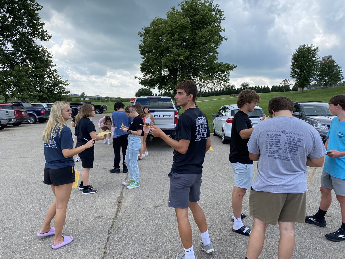 wdhsbowles's tweet photo. @WesternDubuque Environmental Science sharpening those observation skills, making inferences, getting the job done! #wdbobcats #doscience #icounted27howaboutyou https://t.co/n9xK5i6fBu