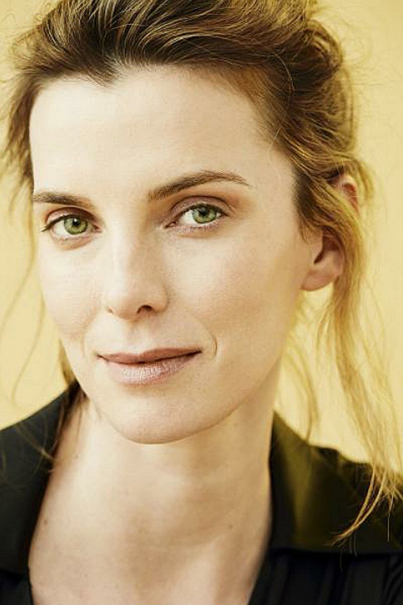 bestofgilpin's tweet photo. 📚 Betty Gilpin's profile picture has been updated on Amazon and other online book stores due to the release of her new book "All the Women in My Brain: and other concerns" https://t.co/R4Z0WovJAa