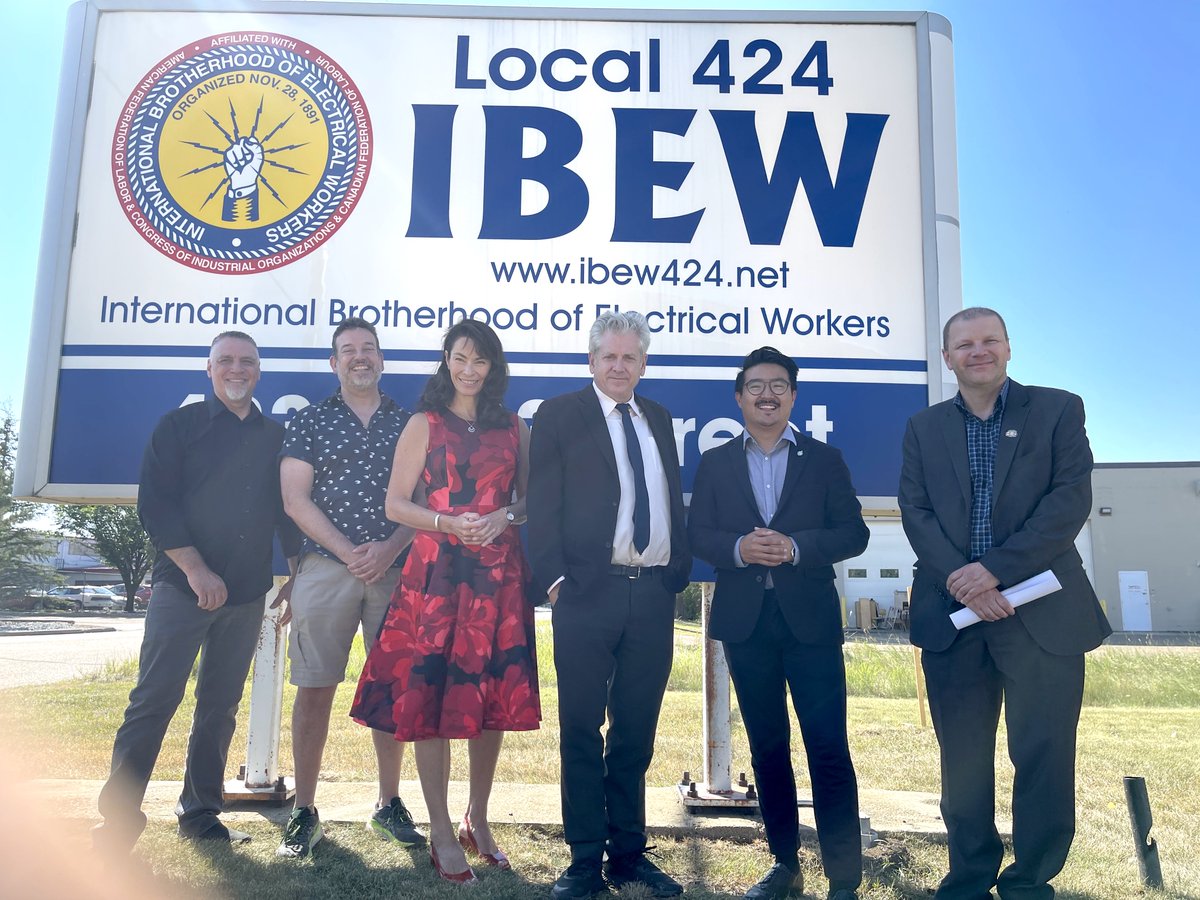 CharlieAngusNDP's tweet photo. A big shout out to @IBEW 424 Edmonton who are working with Ukrainian refugees on skills training and placements on job sites.
This is how labour steps up to help in times of need.
@ABFedLabour 
@HMcPhersonMP 
@DesjarlaisBlake https://t.co/Pyz0koz94R