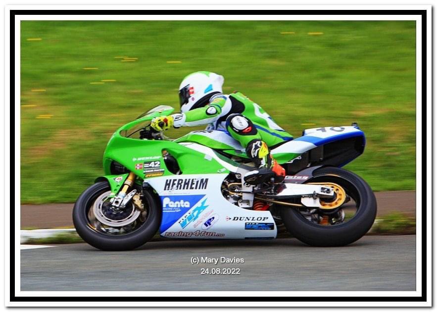 KneenIm's tweet photo. 6 laps completed so far, best lap tonight was 123.6mph and my best ever on the ZXR750 qualified 5th and just 6 seconds off 3rd. Ready for the race Monday now ✊🏼💨💨💨💨 @rstmoto https://t.co/NB8qWIMkJ8