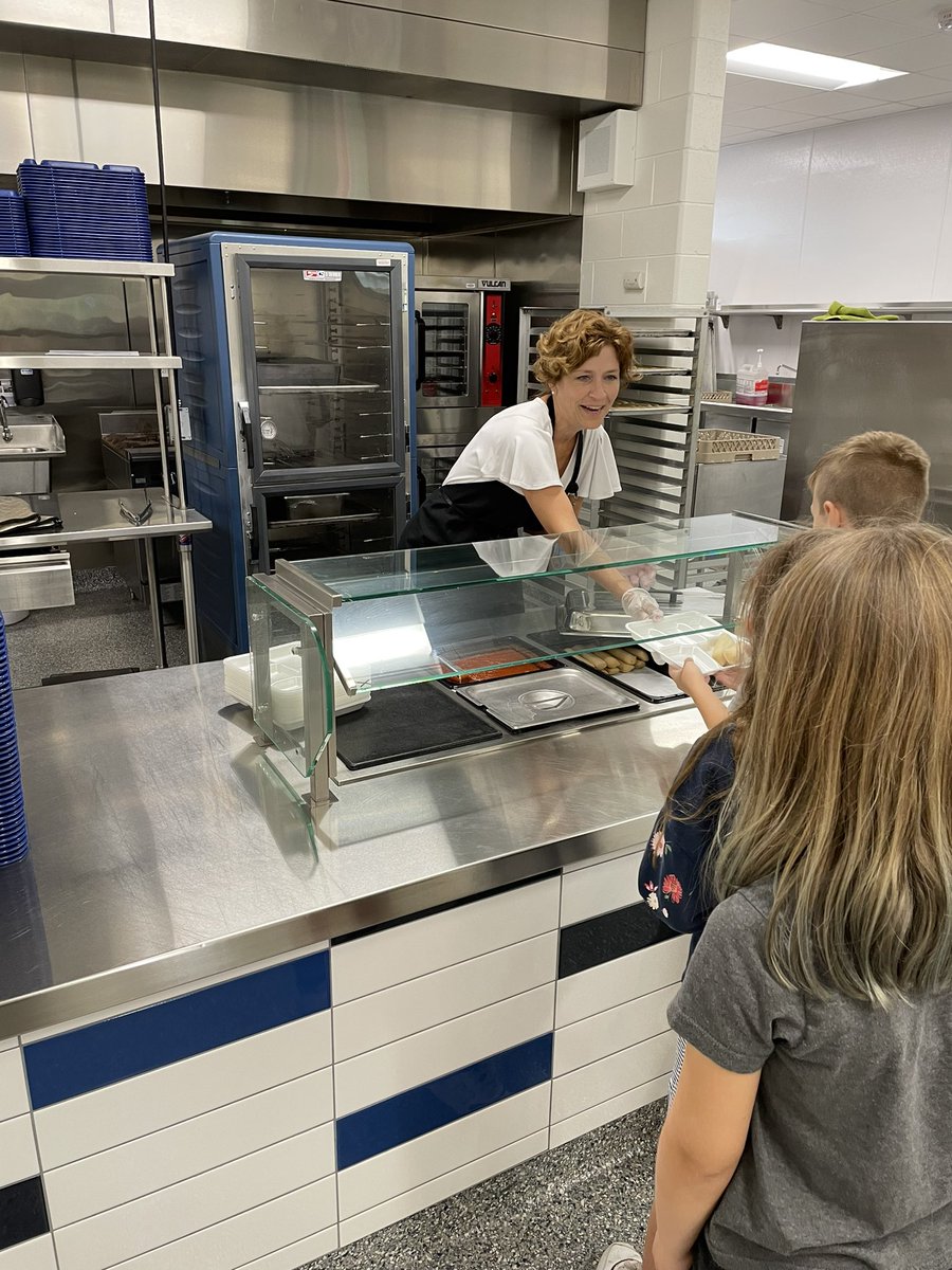 You know it’s a great day at #SethPaine when @GalltKelley helps out serving food at lunchtime. The kids loved seeing you and sharing their jokes! #DragonPride #BetterTogetherD95