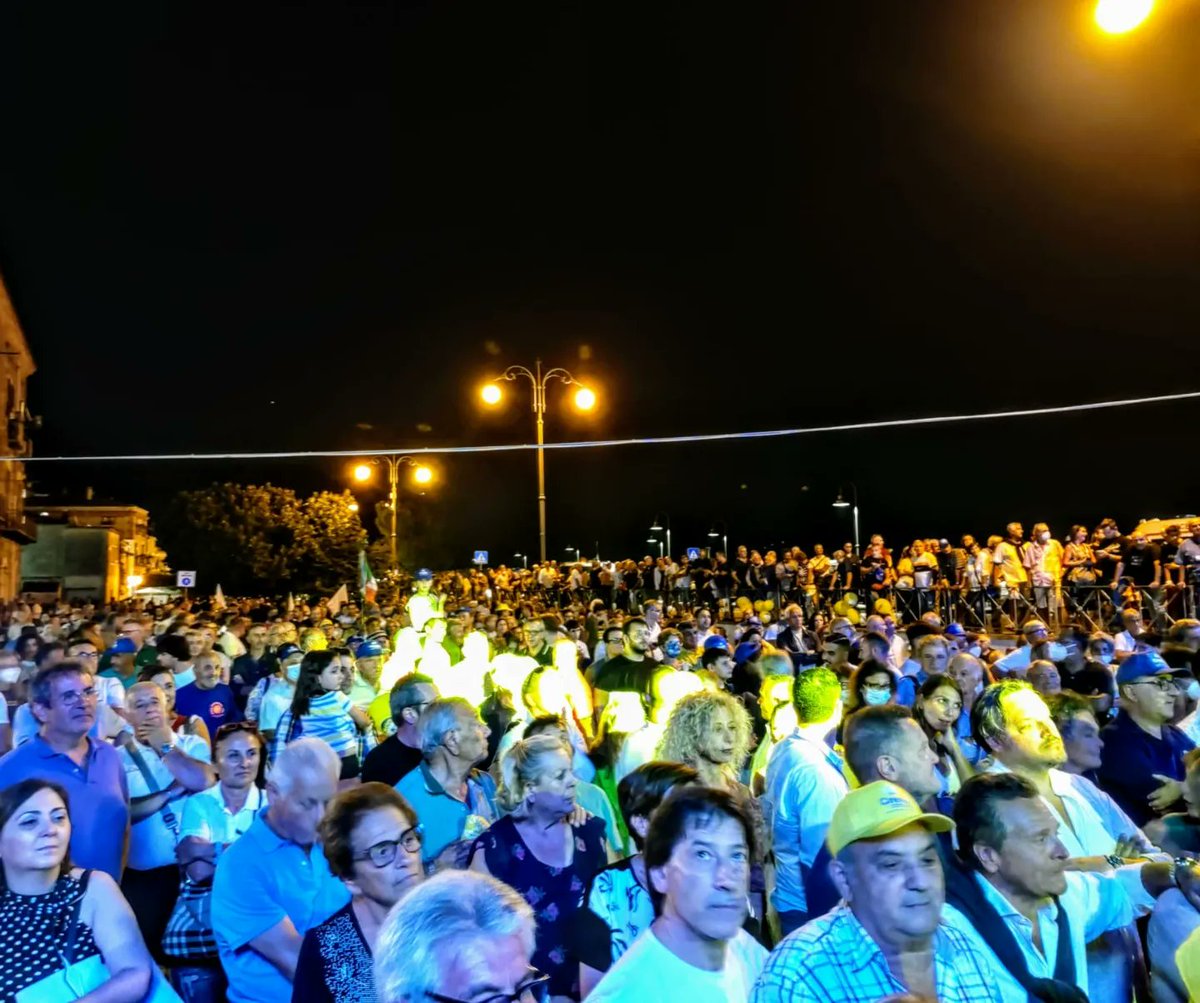 severino_nappi's tweet photo. Chiudiamo a #Capitello questa prima giornata insieme a @matteosalvinimi, davanti a tanta gente e circondati da grande entusiasmo. Dal #NostroPosto si alza forte il grido del cambiamento: basta con la sinistra che ha abbandonato i campani. https://t.co/SJLIUUM6DJ