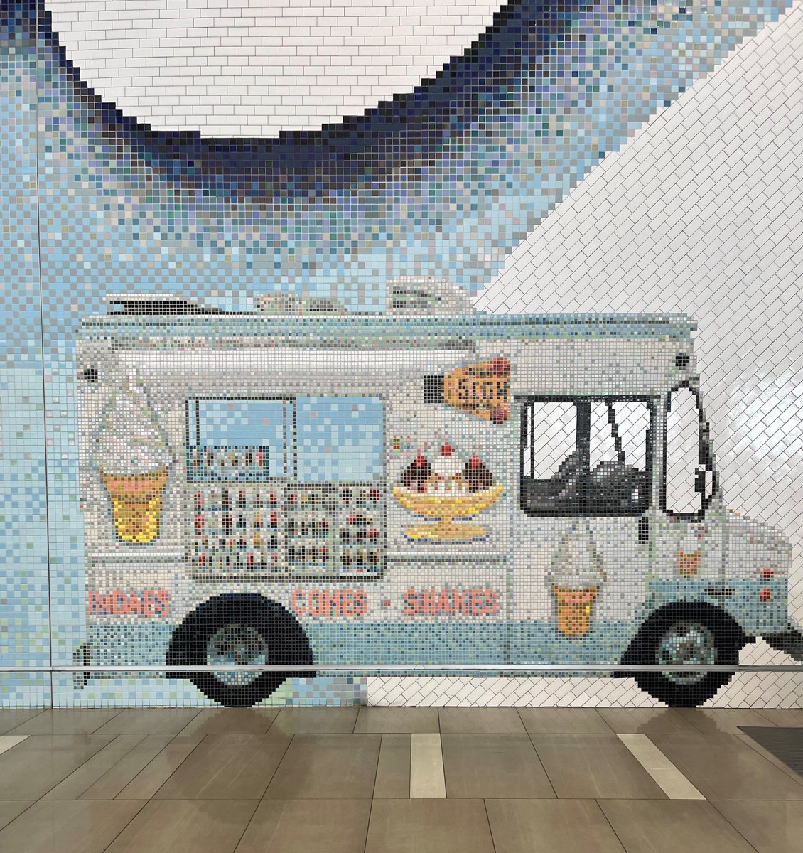 Cooling off in the dog days of summer here at Terminal B LGA...
📸 of Laura Owens "I  🍕 NY" commissioned in partnership with <a href="/PublicArtFund/">publicartfund</a>