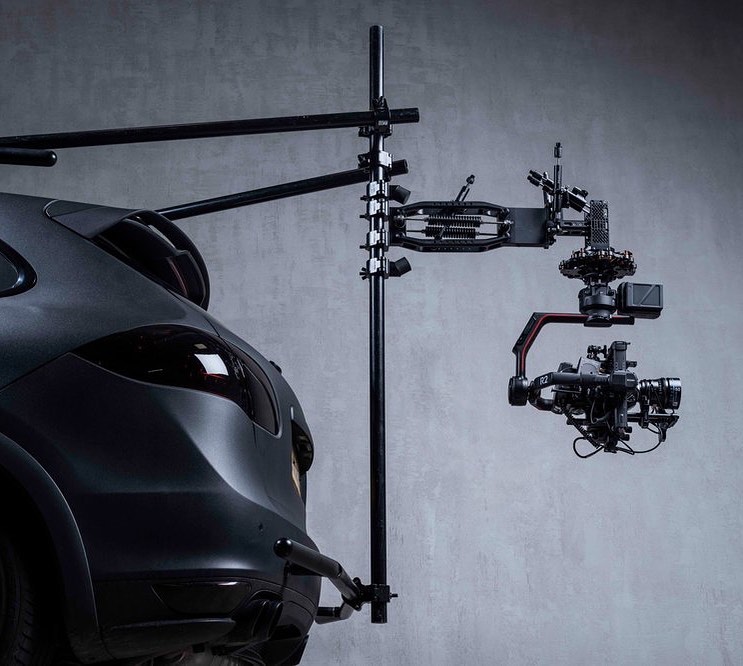 16x9inc's tweet photo. A awesome set up of a Flowcine Blackarm rigged in rear mount position to a Porsche Tracking Vehicle by @stmo.tracking (on IG) 🎥🏎 🤩👍
#stabilizedhead #filmphotography #griprig #cinematographers #cinemalighting #carrig #carrigs
#tranqulizer #keygrip #flowcine #flowcineblackarm https://t.co/2T0qQljAxk