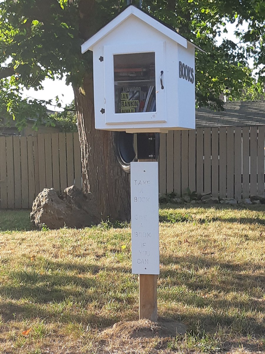 linmcgowan's tweet photo. Saw this in my neighbourhood. This makes me so very happy. ๐ค๐ฅฐ๐ #LiteratureMatters #shareyourreads #freelibrary #payitforward #AlwaysBeReading #feedthemind #feedtheimagination #feedthesoul ๐ค๐ฅฐ๐ https://t.co/qNLWLowkqn