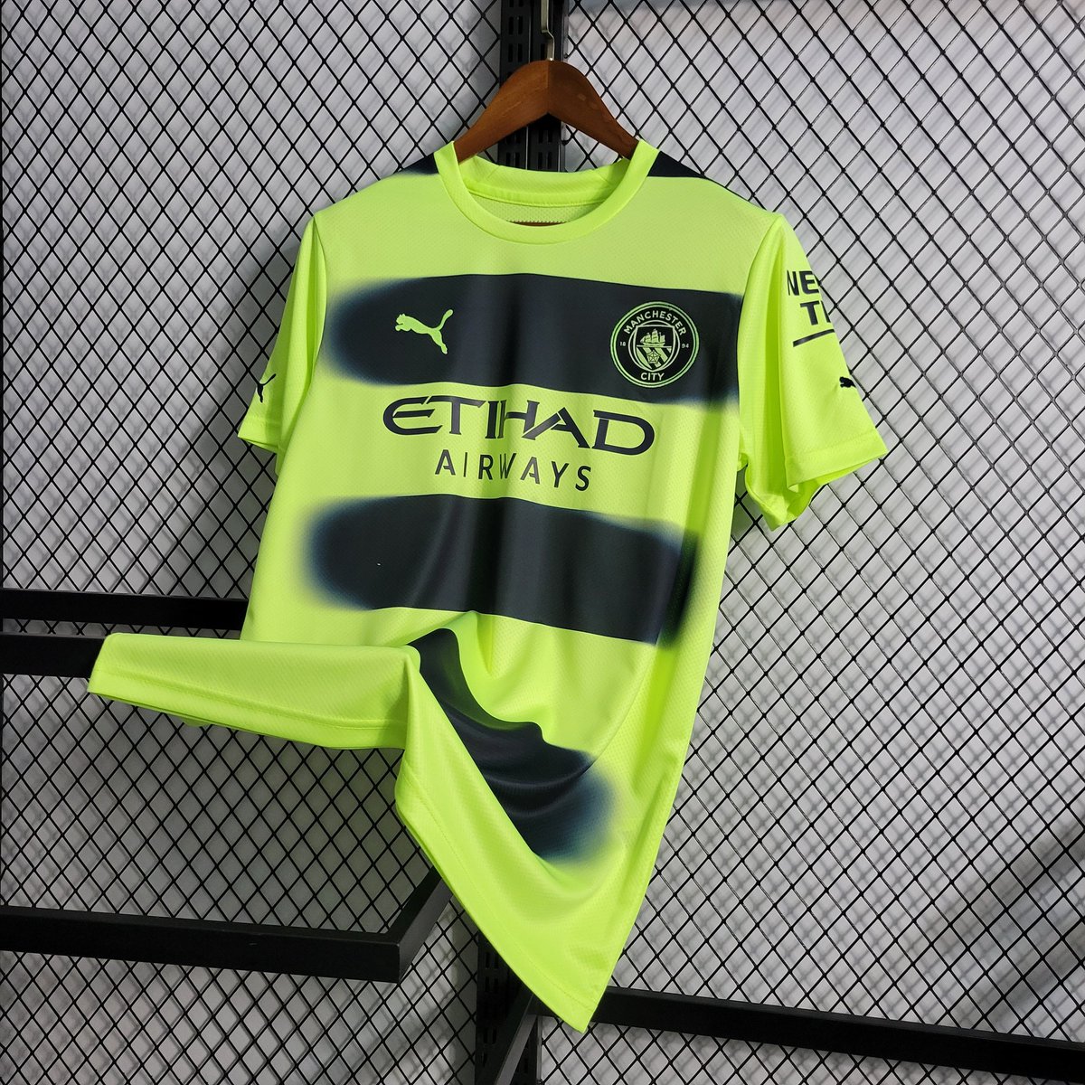 CamisaPesada's tweet photo. 🟢 CITYZENS! 
A nova camisa tem como base a cor verde neon que é acompanhada de faixas horizontais largas em azul marinho que somem em degrade próximo às laterais do manto. 

Adquira já: 

👕 Man. City Third 22/23 
📲 https://t.co/xqCVAfZkkR

#camisapesada
#asuafootballstore https://t.co/FVpkl5AkMv