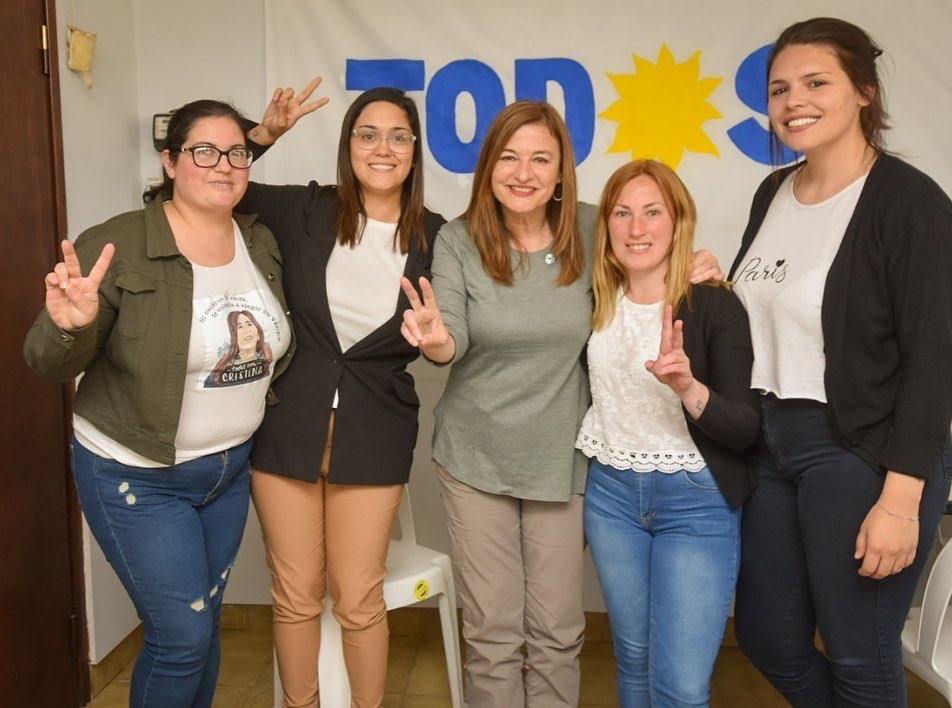 EstelaEDiaz's tweet photo. También me reuní con compañeras y compañeros del @FrenteDeTodos local. Conversamos sobre su preocupación por el funcionamiento de la #MesaLocal, un dispositivo de abordaje de violencias que resulta clave, ya que es el lugar donde se reúnen los actores institucionales y sociales. https://t.co/x3j0O9l0g8
