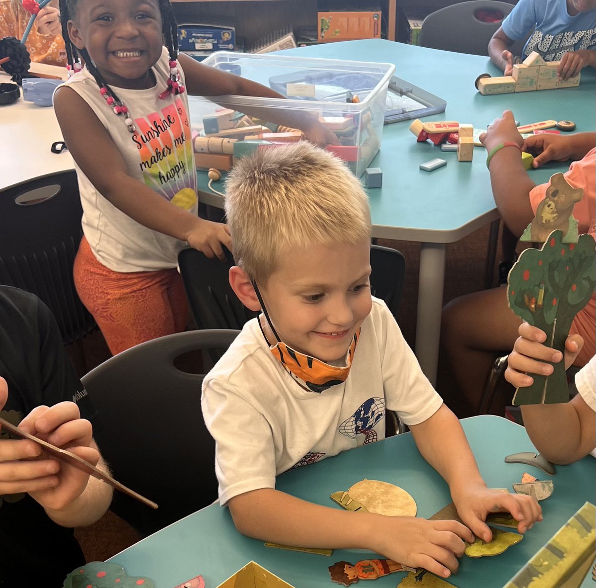 LibraryDunn's tweet photo. I โค๏ธ Kindergarten. ๐โค๏ธ๐Their excitement for books is magical. ๐ #kindergarten #firstcheckout #READ #jcpslibraries @DunnPrincipal @JCPS_LMS @JCPSLMSDrLynn https://t.co/DWdBxZIYIl