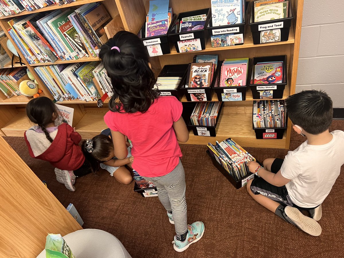 LibraryDunn's tweet photo. I โค๏ธ Kindergarten. ๐โค๏ธ๐Their excitement for books is magical. ๐ #kindergarten #firstcheckout #READ #jcpslibraries @DunnPrincipal @JCPS_LMS @JCPSLMSDrLynn https://t.co/DWdBxZIYIl