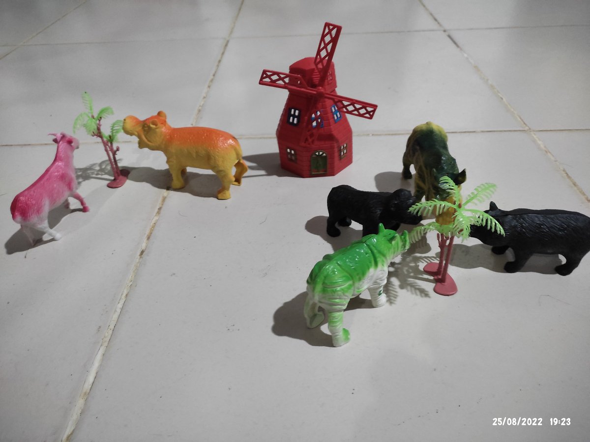 DiegoDaguerDaz1's tweet photo. Le regalé a mi hijo este jueguito de animales, cuando llegamos a la casa me dijo:
- papá se nos olvidó la comida de los animales..!
- Yo, si mi pelaito, la próxima se la compramos
Pero inmediatamente el encontró la solución 😍👶🏻❤️
#SamuelDavid https://t.co/RjBZan6c08