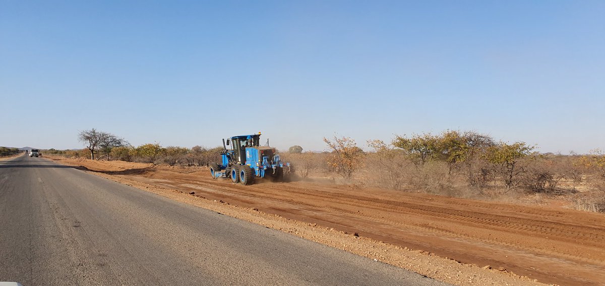 farm_born's tweet photo. #bitumenworld
@BeitbridgeTC 
#Bitumenworld - Beitbridge to Masvingo! https://t.co/XjxsUI575u