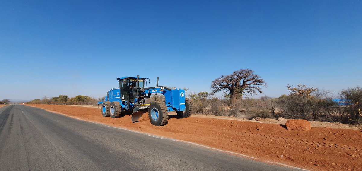 farm_born's tweet photo. #bitumenworld
@BeitbridgeTC 
#Bitumenworld - Beitbridge to Masvingo! https://t.co/XjxsUI575u