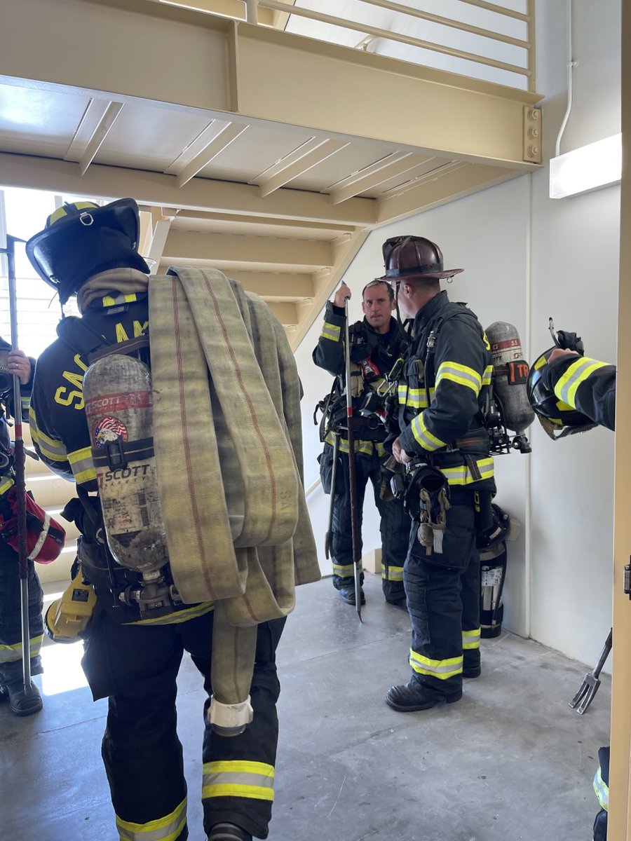 SacFirePIO's tweet photo. Today, Sacramento Fire Department had a Multi-Company Drill, partnered with Sutter Health. 

This drill simulated a Fire and Mass-Casualty Incident at Sutter Hospital in Midtown Sacramento. They learned &amp; reviewed how staff and Firefighters respond to simulated emergencies. https://t.co/ipECF4nIV5