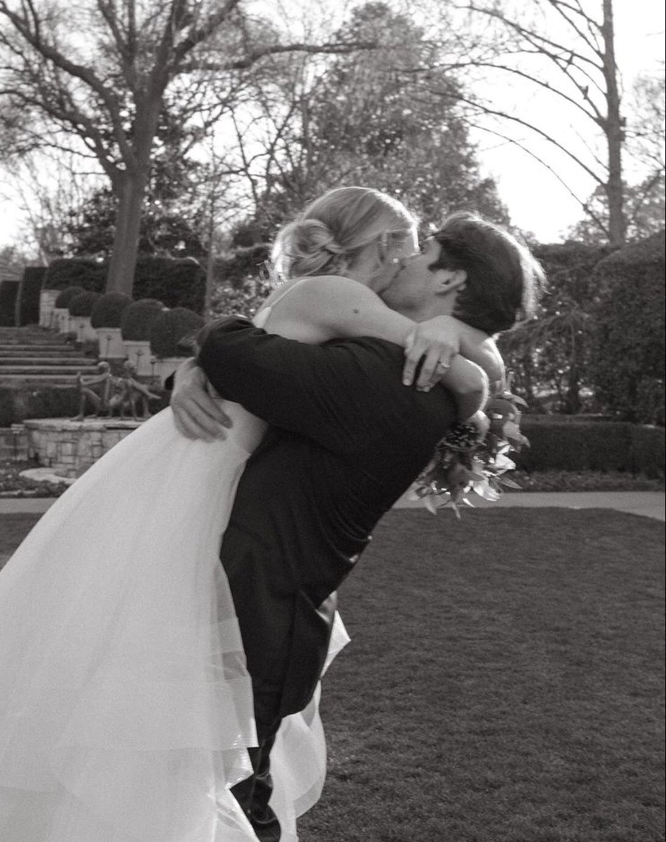circleparkbride's tweet photo. “Life goes by pretty fast. If you don’t stop and look around once in a while, you could miss it.” 🤍 
Venue: @thedallasarboretum 
Dress: @essenseofaustralia 
Photographer: @kyranoelphoto 
Florals: @blackhouseblooms
Wedding planner: @my_life_ally 
Bride: @_paigepenelope https://t.co/AyqZDDHbOJ