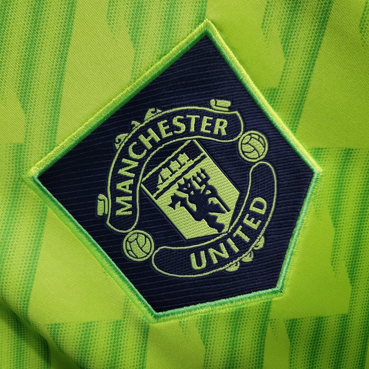 CamisaPesada's tweet photo. 🟢 UNITED! 
Predominantemente verde e com detalhes em triângulos, o novo manto third dos Red Devils traz inspiração na cultura da moda Zeitgeist dos anos 90. 

Adquira já: 

👕 Man. United Third 22/23 
📲 https://t.co/xqCVAfZkkR

#camisapesada
#asuafootballstore https://t.co/UyS2rmI82H
