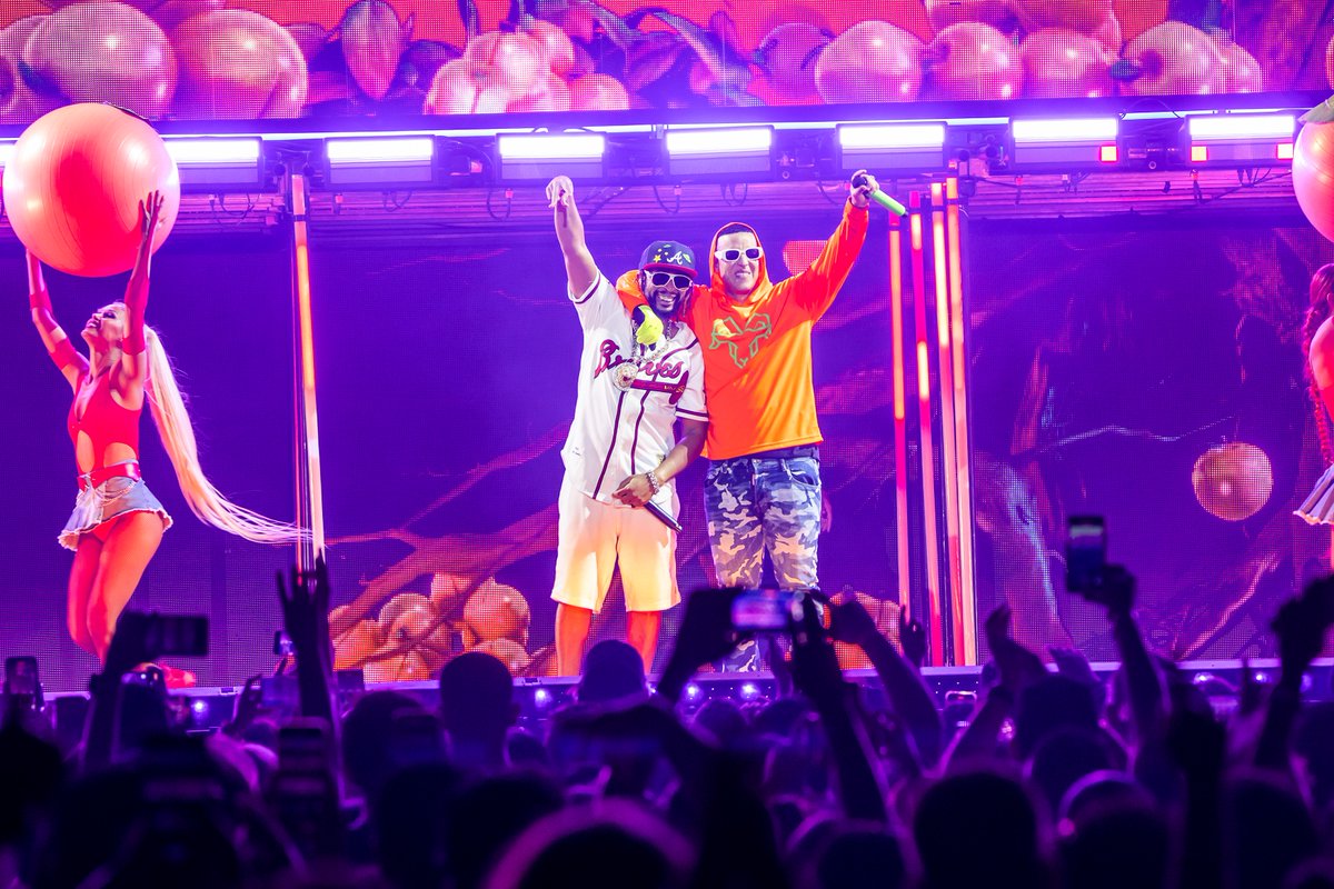 StateFarmArena's tweet photo. A LEGENDADDY Night🔥🐐

@daddy_yankee's sold-out #LaUltimaVueltaWorldTour | 08.23.22

📸: @photorushin https://t.co/PbjWW5gkbA